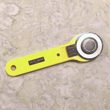 Load image into Gallery viewer, Kaufman Prisma Dyes Batik Fabric, By The Half Yard, AMD-7000-290 Ash