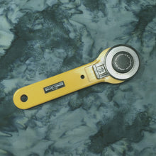 Load image into Gallery viewer, Hoffman Batik Fabric, By The Half Yard, 1895-21 Teal