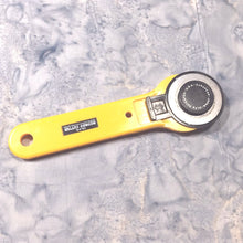 Load image into Gallery viewer, Hoffman Batik Fabric, By The Half Yard, 1895-508 Breakers