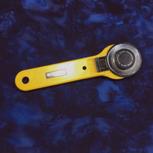 Load image into Gallery viewer, Hoffman Batik Fabric, By The Half Yard, 1895-254 Tahiti